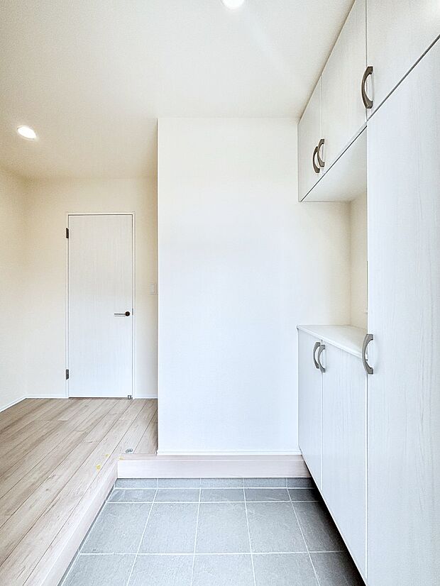 明るい玄関はお客様をお出迎えするのにぴったりです！ 