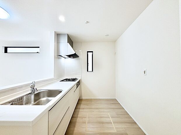 爽やかな風が通り抜けるキッチン。窓があるので明るく換気にも役立ちます。