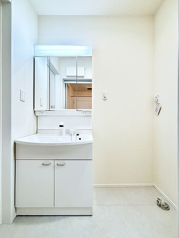 大きく見やすい三面鏡で清潔感ある洗面台は、身だしなみチェックや肌のお手入れにおすすめです。