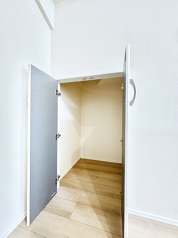 階段下のデッドスペースを有効活用したキッチン収納。水などの備蓄に活用できます。