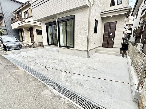 2台(車種による)駐車可!ご家族みんなの自転車も置ける広々カースペース。