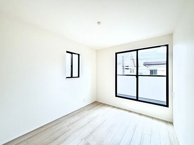 バルコニーが明るさと開放感を演出!朝スッキリと目覚められそうですね。