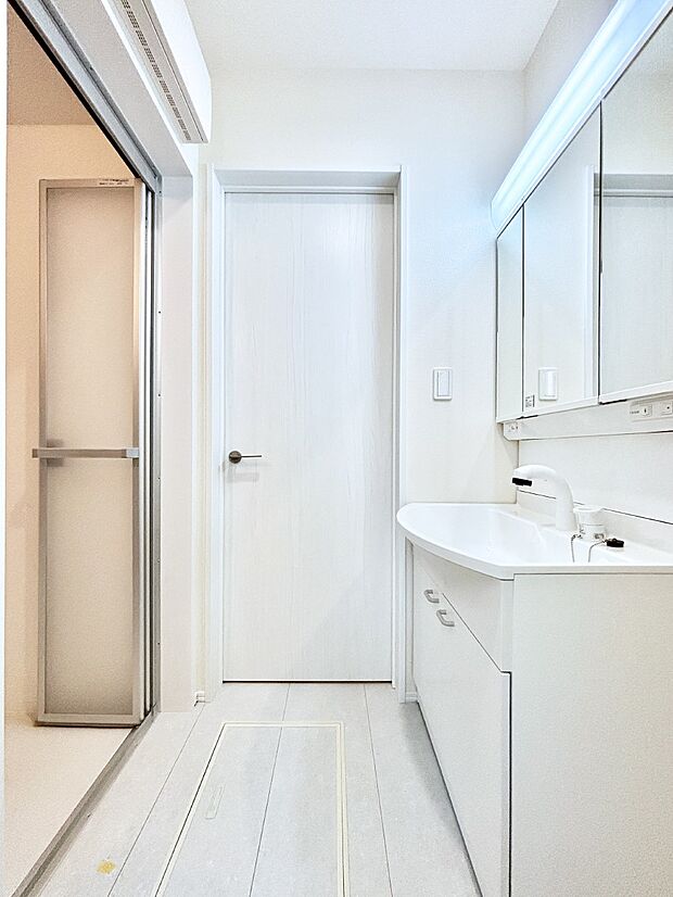 清潔感ある洗面化粧室で朝の身支度も快適