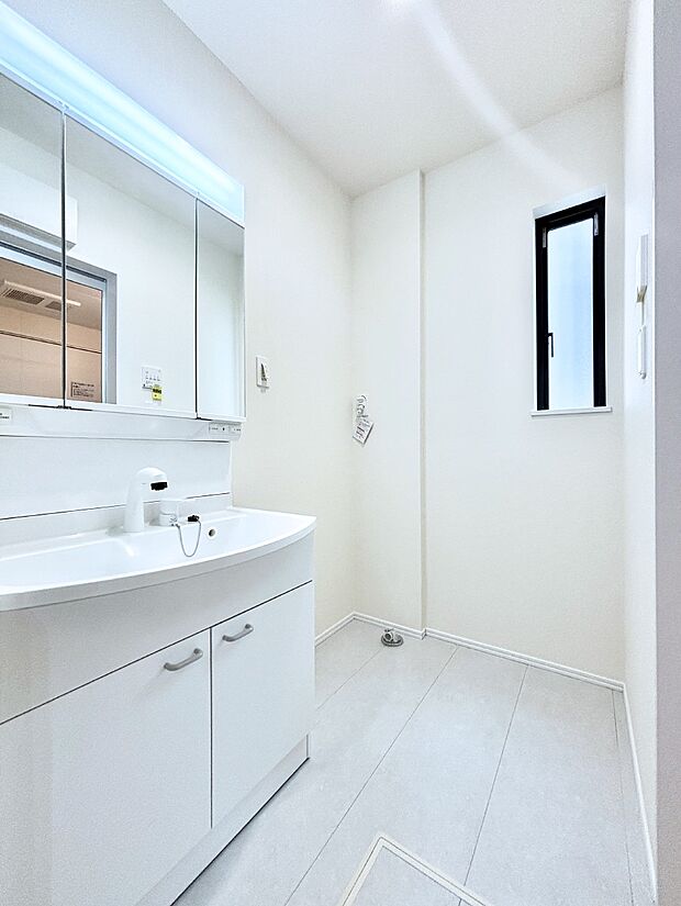 小窓がついているので湿気の多い場所でも換気が十分行えます。毎日の身支度を気持ち良く!