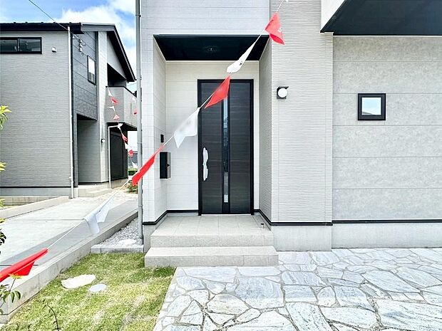 大切な家族、来客を出迎える玄関。