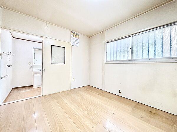 自然光が取り込まれ家族団らんの場所を明るく演出