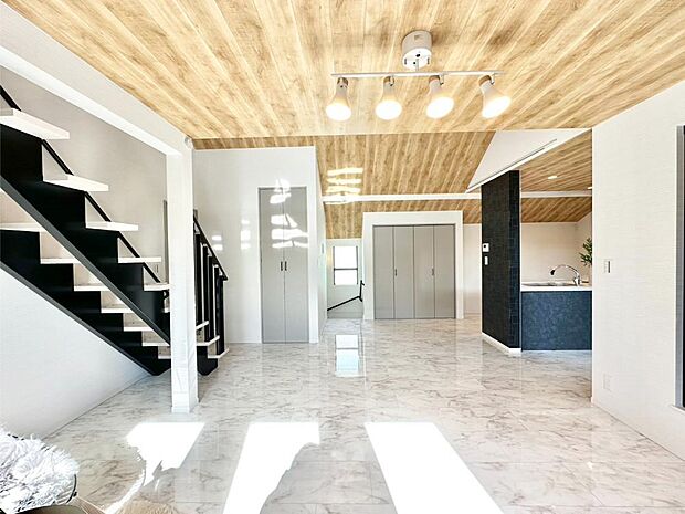 明るい陽光が注ぎ、寛ぎの雰囲気に満たされるリビング・ダイニング。