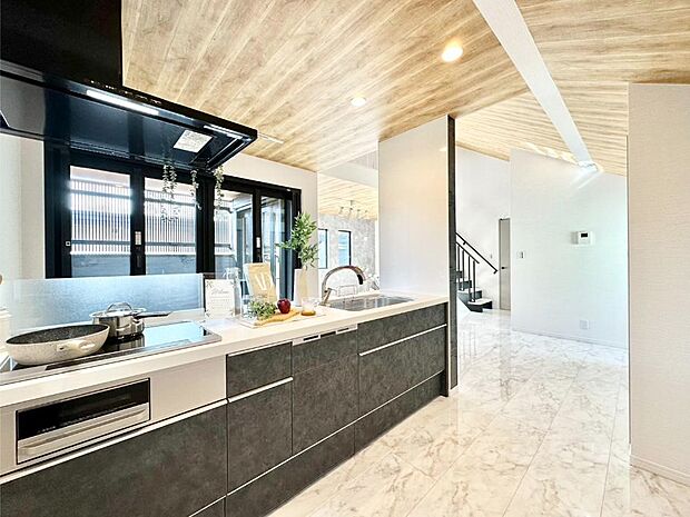 料理をしながらでもご家族との会話を楽しめる対面キッチン 