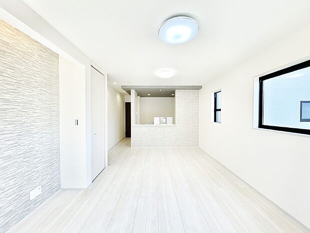 アクセントクロスがお洒落なリビング。家族でのんびりくつろげる広々スペース。