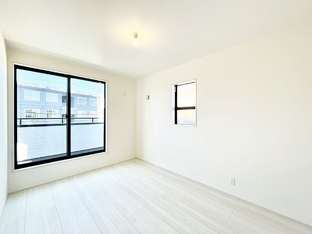 明るいバルコニーサイドに洋室を設置。目覚めの良い寝室に。 