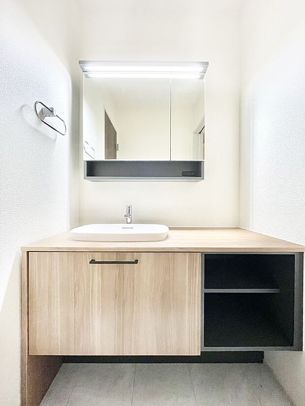 収納力と機能性に優れた洗面化粧台