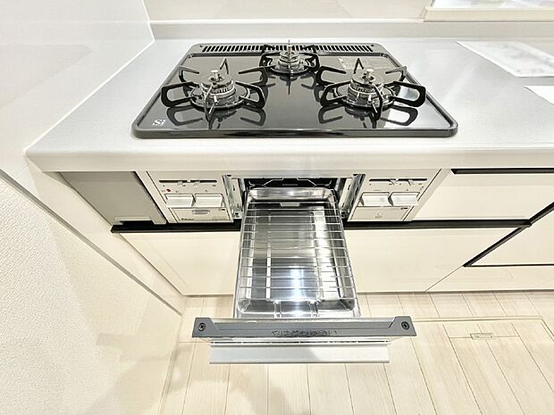 ガスコンロはＳｉセンサー搭載。火力調節や焦げ付き・消し忘れも防いでくれます。