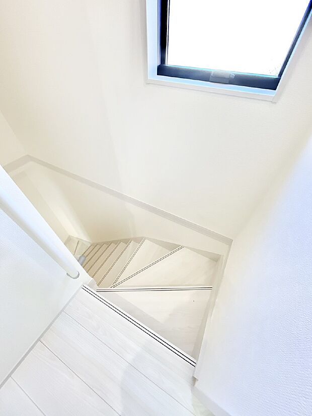 安全性を考慮し階段には手すりを設置しています