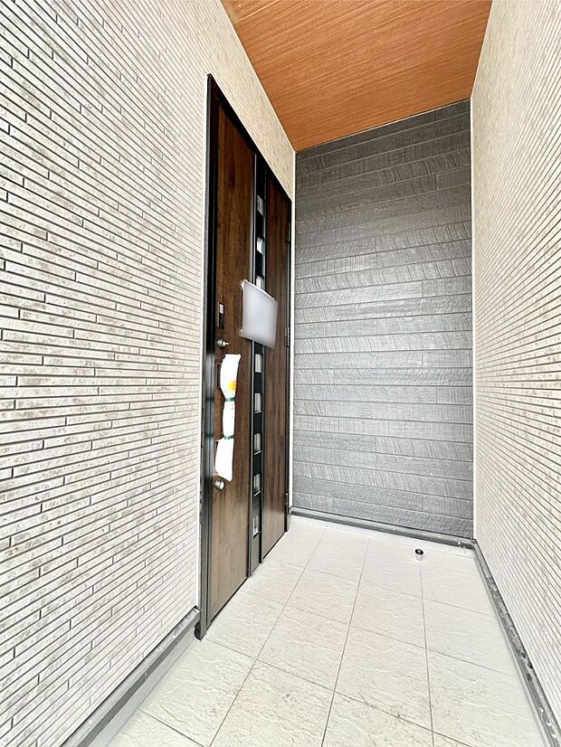 大切な家族、来客を出迎える玄関。