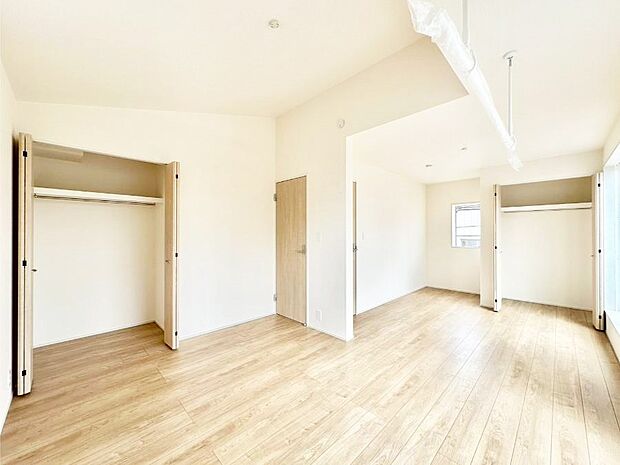 ライフスタイルに合わせて2部屋として利用できる広々とした洋室。