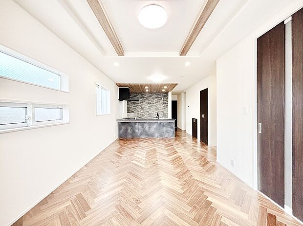 明るい陽光が注ぎ、寛ぎの雰囲気に満たされるリビング・ダイニング。