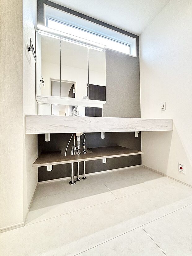 大きく見やすい三面鏡で清潔感ある洗面台は、身だしなみチェックや肌のお手入れにおすすめです。