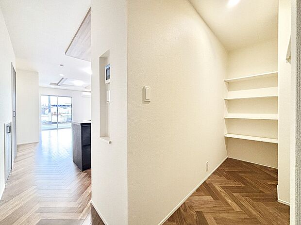 可動棚付きのパントリーで食品や日用品のストックもスッキリ見やすく収納できます!