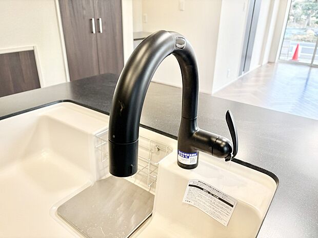 いつでも清潔なおいしいお水を。一つの水栓で水道水と浄水を使い分け。