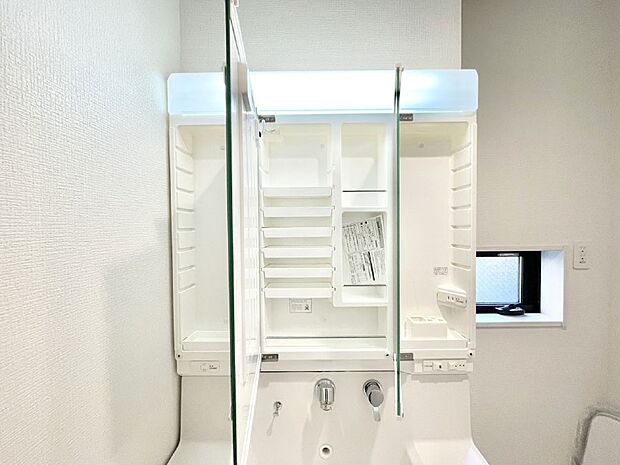 三面鏡の裏に、化粧品や衛生用品などを収納可能。洗面台をすっきりと保ちます!