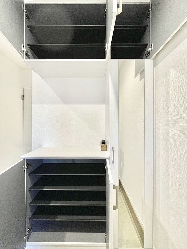 たっぷり収納できるシューズボックスで家族全員の靴も、玄関すっきり。