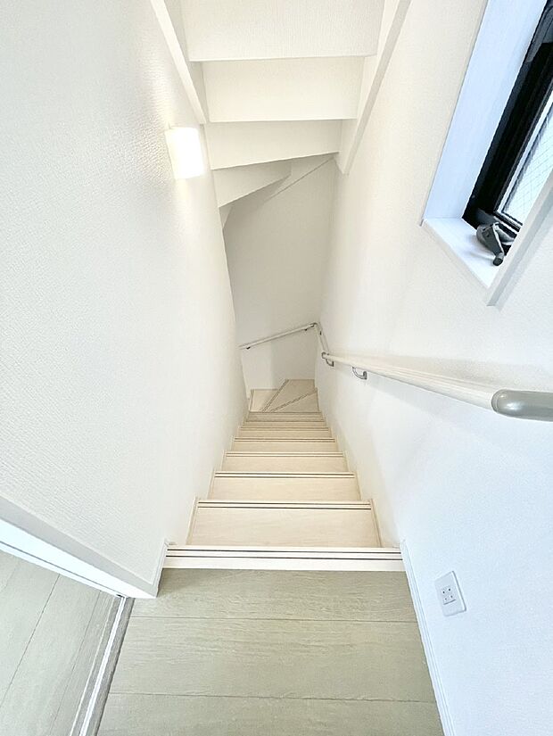 安全性を考慮し階段には手すりを設置しています