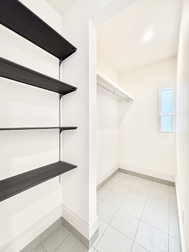 シューズインクローク付きの玄関。家族全員の靴や雨具などすっきり収納できます。