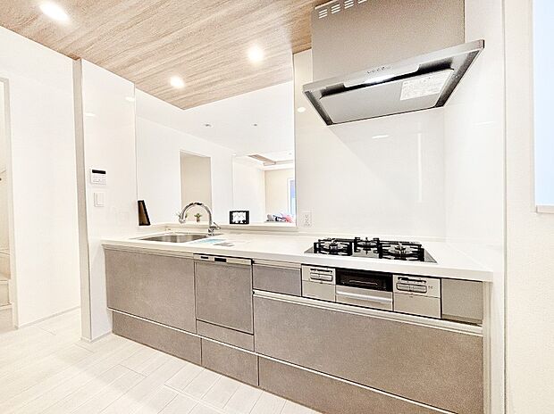 リビングで遊ぶお子様を見守りながらお料理ができる対面キッチン。