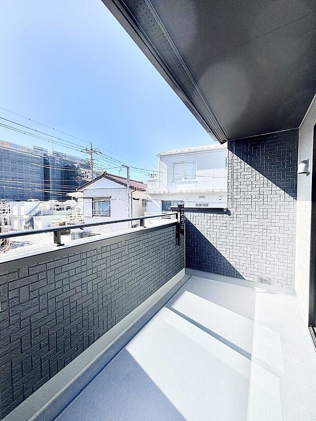 ゆったりバルコニーだから沢山お洗濯ものを干せます。