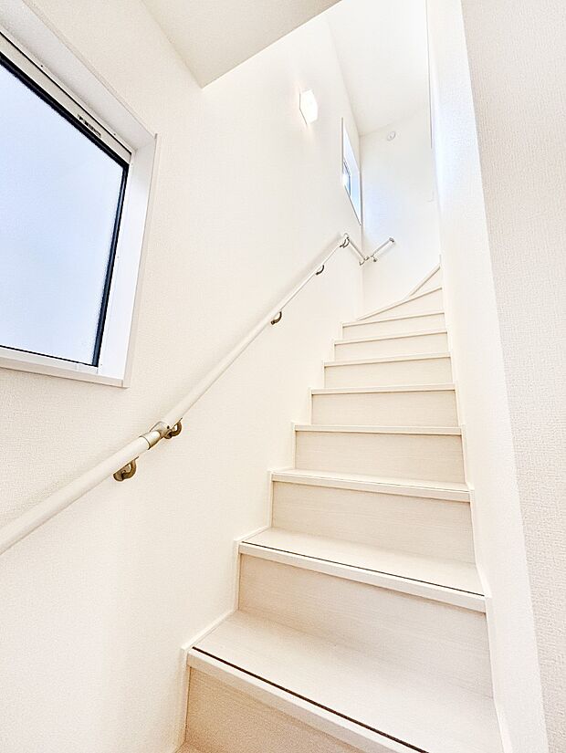 安全性を考慮し階段には手すりを設置しています