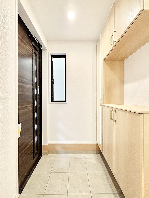 ガラススリットの入った玄関ドアが室内に光を届けてくれます