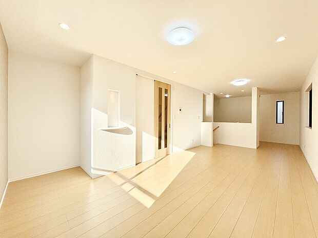 明るい陽光が注ぎ、寛ぎの雰囲気に満たされるリビング・ダイニング。