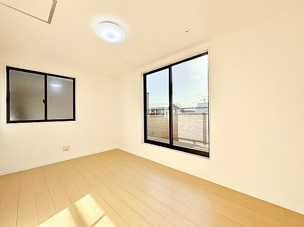 バルコニーが明るさと開放感を演出!朝スッキリと目覚められそうですね。