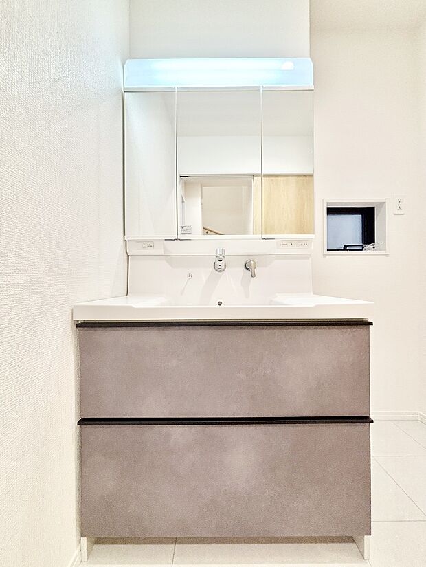 収納力と機能性に優れた洗面化粧台