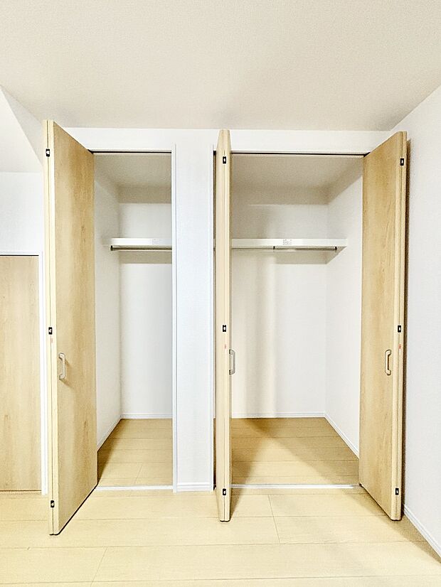 洋室のクローゼット。奥行きがあるので厚手の衣類もすっきり収まります。