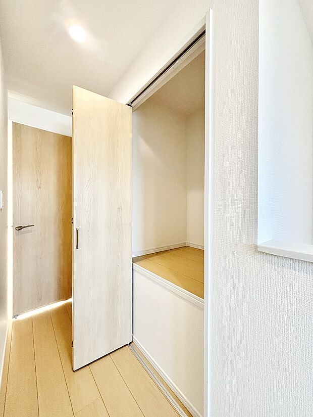 2階廊下収納には掃除用品や日用品のストックなどを収納できます。