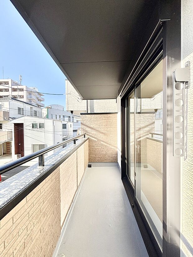 暖かな陽光が降り注ぐバルコニーはお洗濯におすすめ。爽やかな風も心地よいです。
