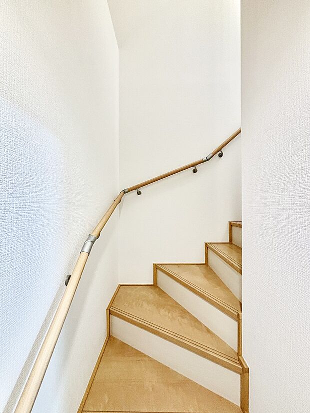 安全性を考慮し階段には手すりを設置しています