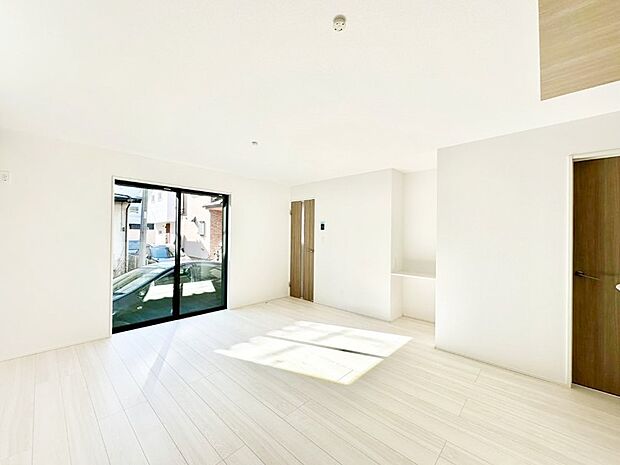 明るい陽光が注ぎ、寛ぎの雰囲気に満たされるリビングダイニング