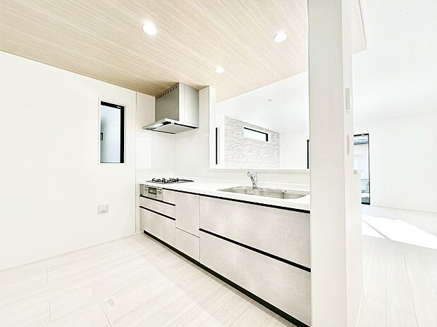 ご家族の会話弾む対面キッチン。お料理中のパパママもご家族と過ごす時間が増えそう！