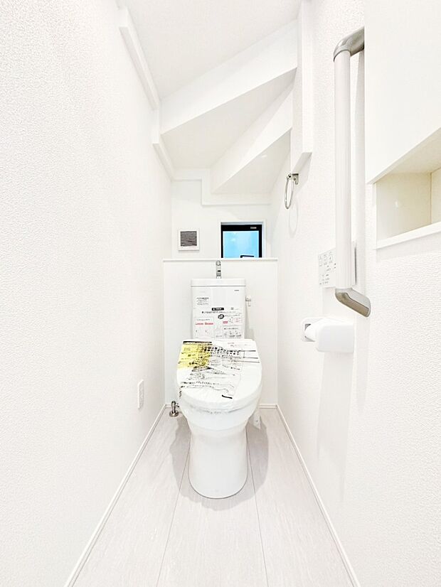 清潔感あるシャワートイレ。小窓から光が注ぎ込みます！