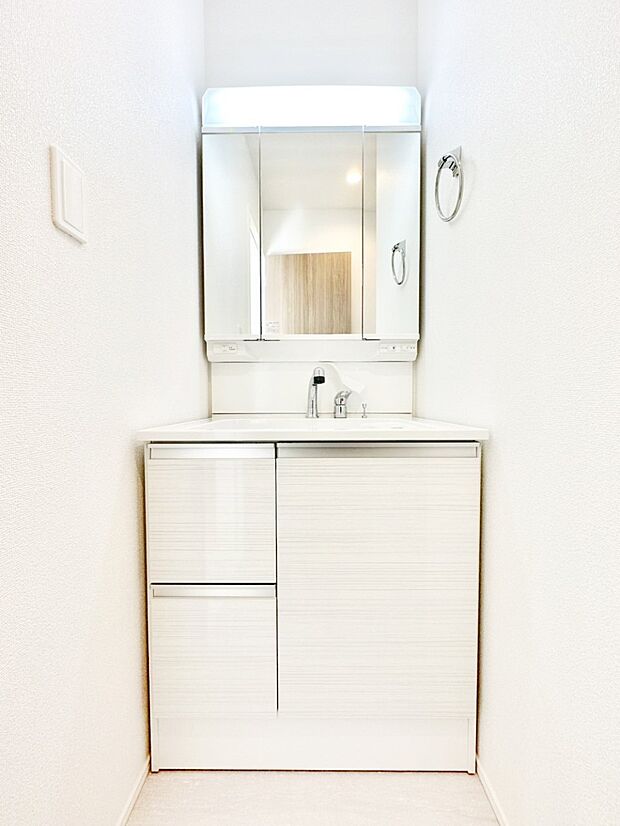 三面鏡キャビネット・シャワー付き洗面化粧台で忙しい朝の身支度もスムーズに！