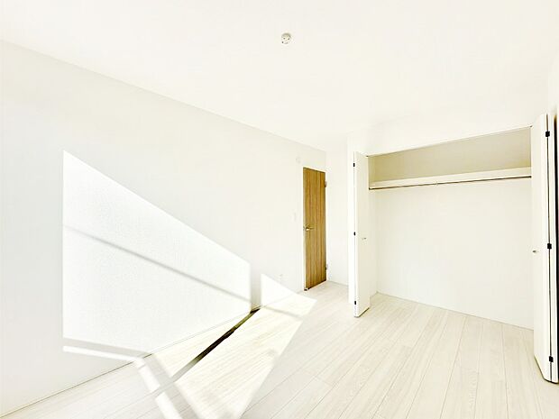 クローゼット付きのお部屋でスッキリとした空間でゆったり寛げます！