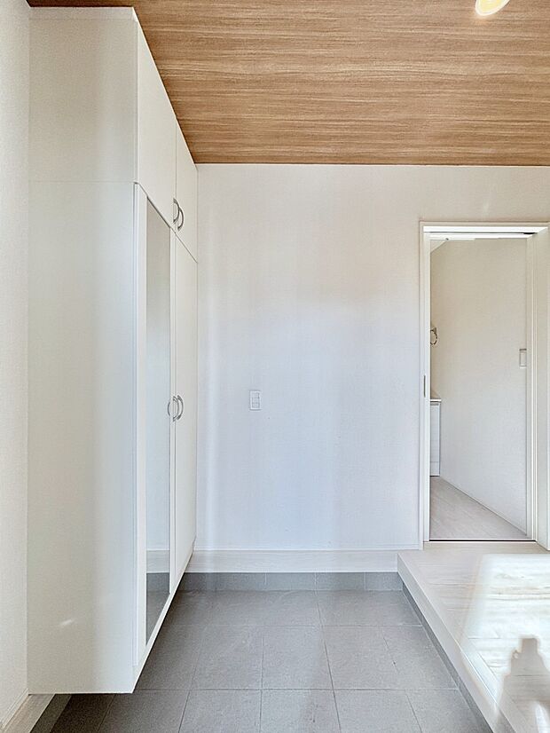 明るい玄関はお客様をお出迎えするのにぴったりです!