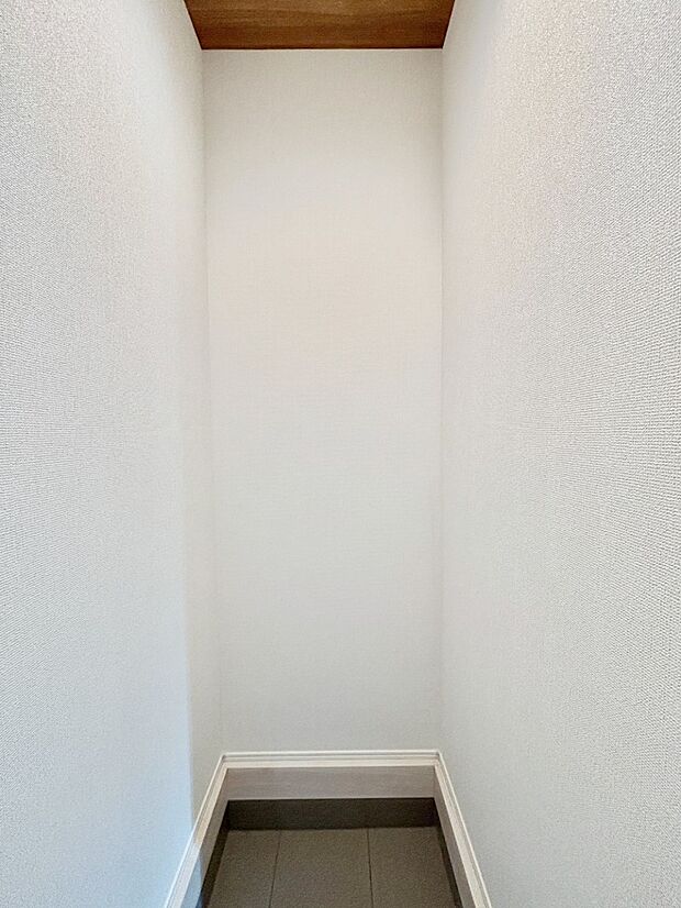 シューズインクローク付きの玄関。家族全員の靴や雨具などすっきり収納できます。