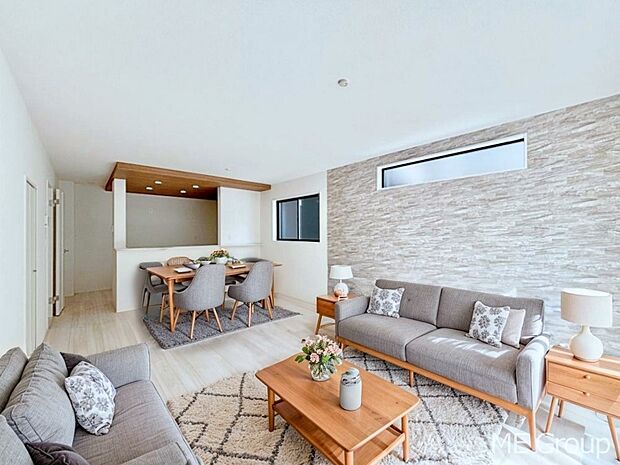 家族の和やかな会話が聞こえてきそう。開放感のあるリビングです。※家具はCGです