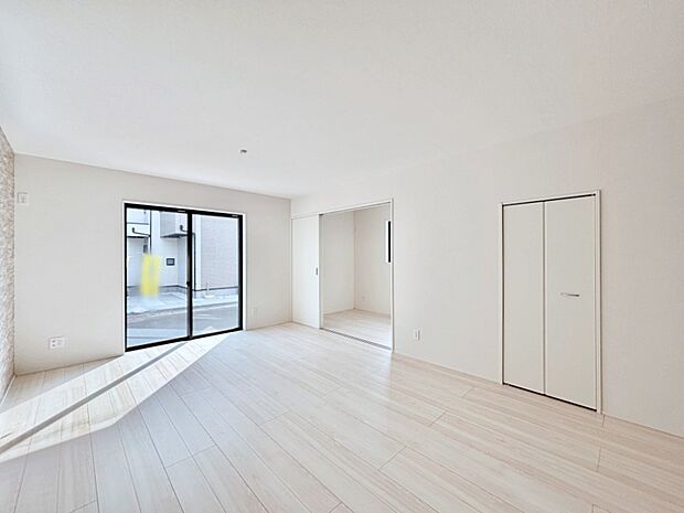 明るい陽光が注ぎ、寛ぎの雰囲気に満たされるリビング・ダイニング。