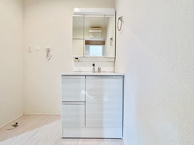 明るい洗面所は毎朝の身支度も楽しくできちゃいそうです。