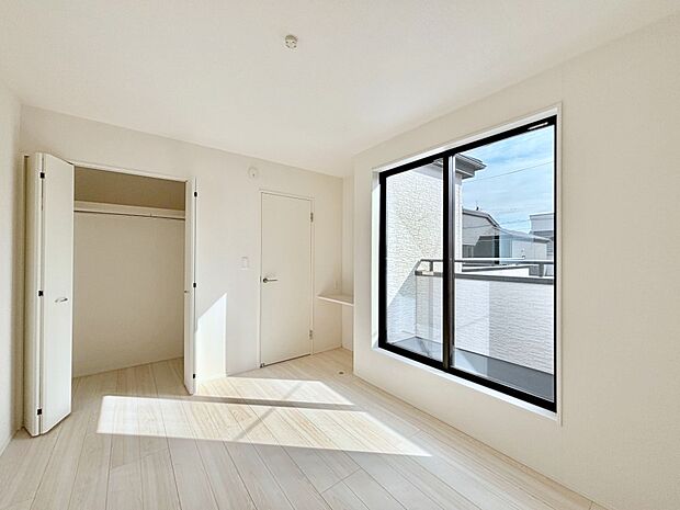 バルコニーが開放感をプラスしてくれる洋室