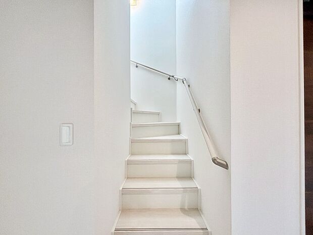 安全性を考慮し階段には手すりを設置しています